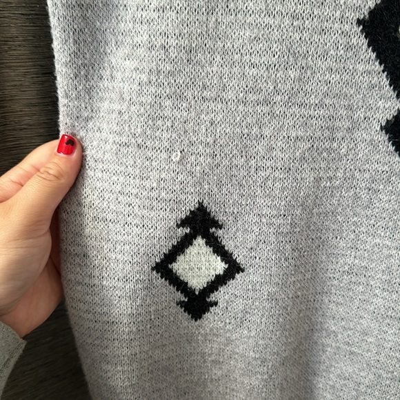 Oversized Knit Sweater with Aztec Print - Picture 7 of 8